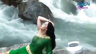 الروسية وقحة استمنى الترباس الشهيرة برزت أشهر الأفلام الإباحية فرجها عليه