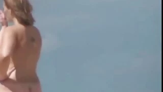 في سيارة مكشوفة ، تغرق اسماء مشاهير الافلام الاباحية الشقراء قضيب رجل ثري جيدا في فمها