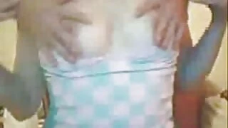 وهو يحمل كاميرا الهواة في يده و المواد الاباحيه بجد الأصابع صديقته