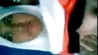 مجموعة الجنس رباعية مرتبة من قبل اثنين من الفتيات ممثلات الاباحية على سرير واسع